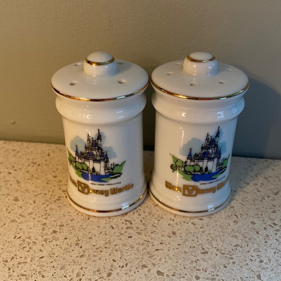 DISNEY ~ VTG Cinderella Castle salt & pepper shakers ~ Walt Disney World - Picture 1 of 3